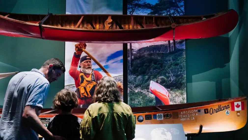 Une famille visite une exposition intéressante sur le kayak au Musée canadien du canoë.