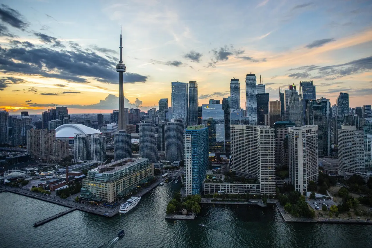 Vue de la silhouette de Toronto sous un ciel sombre strié d'orange.