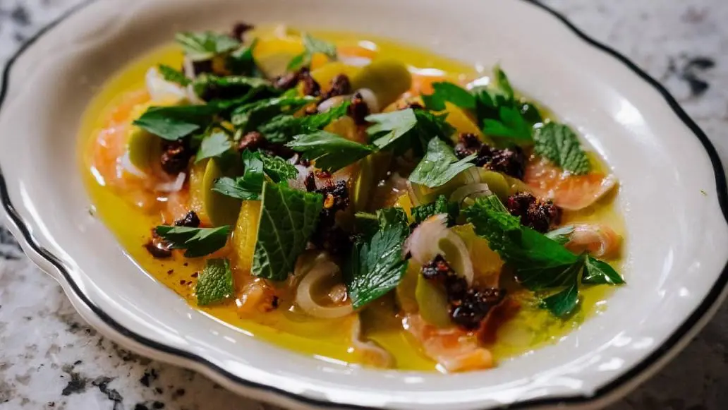 수 세인트 마리의 한 레스토랑에서 채소로 장식된 다채로운 색깔의 수프 한 그릇을 클로즈업한 사진.