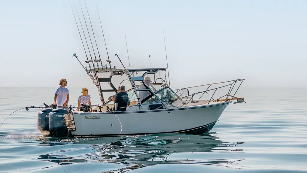 Un grupo de pescadores disfruta de un día de verano pescando en el lago Ontario a bordo de un barco de alquiler local.