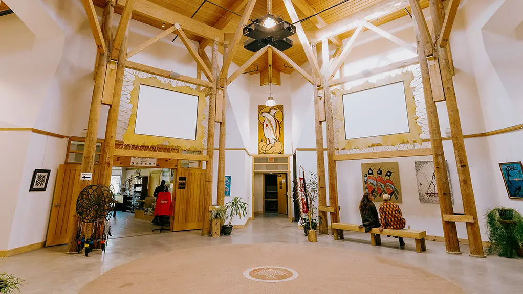 Galerie intérieure et espace de rassemblement de la Fondation culturelle ojibwée.
