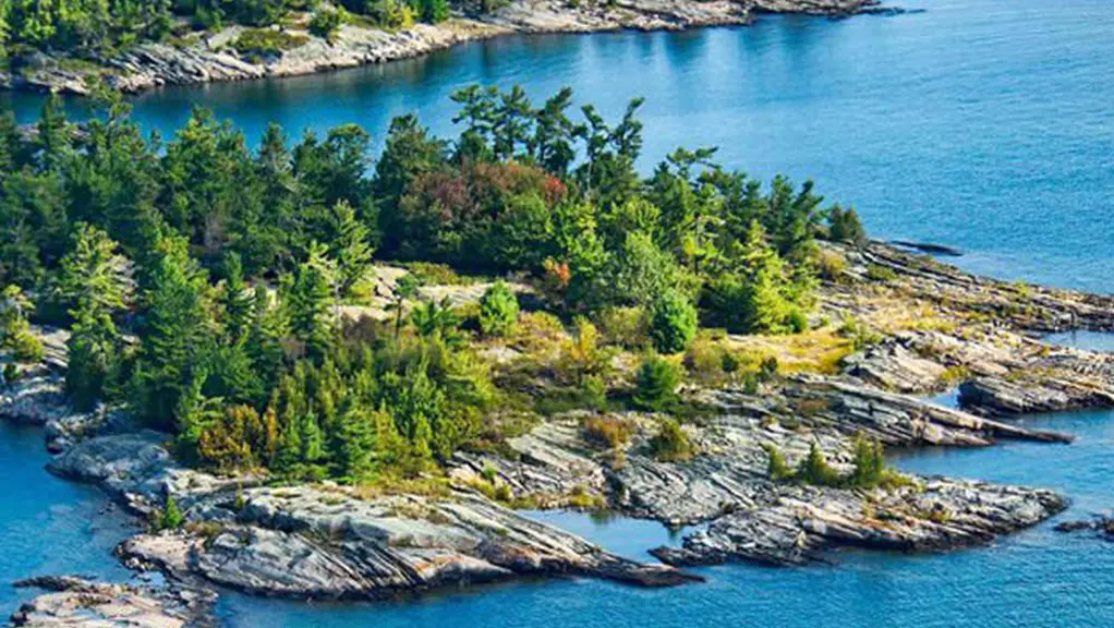 Üppige grüne Wälder auf den felsigen Inseln und der Küste der Georgian Bay.