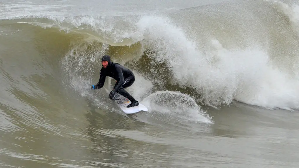 Ein Surfer reitet auf einer großen Welle auf einem der großen Seen Ontarios