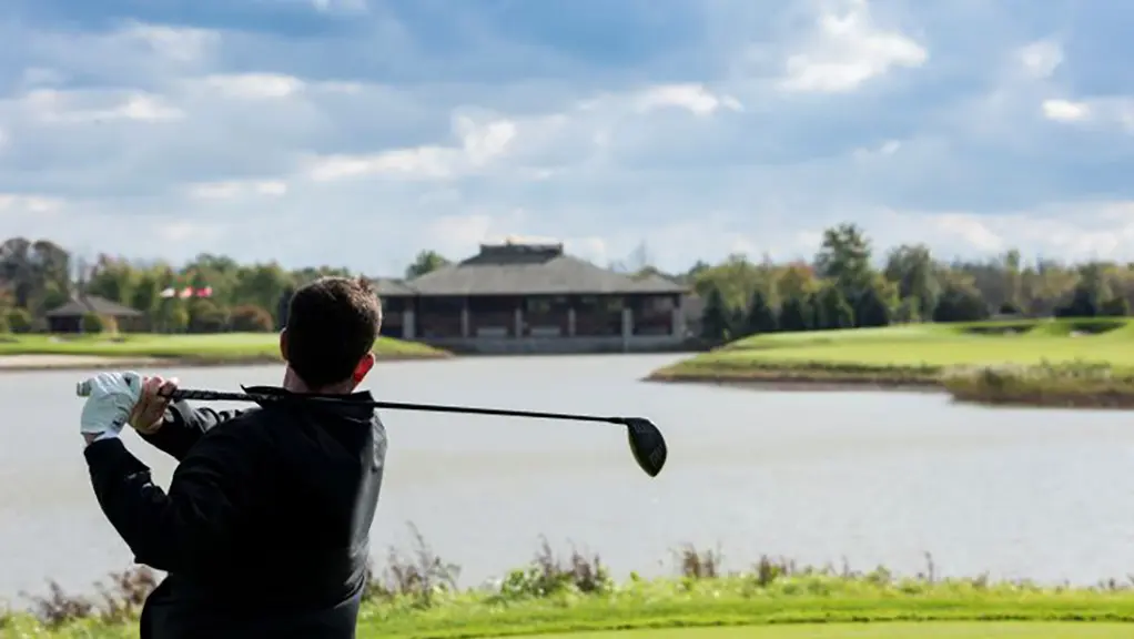 Un golfista balancea su palo.