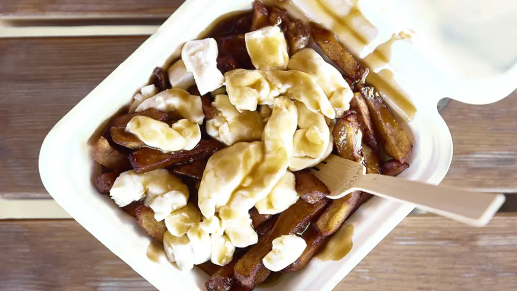 Ein Poutine-Gericht zum Mitnehmen von St. Alberts Cheese Factory.