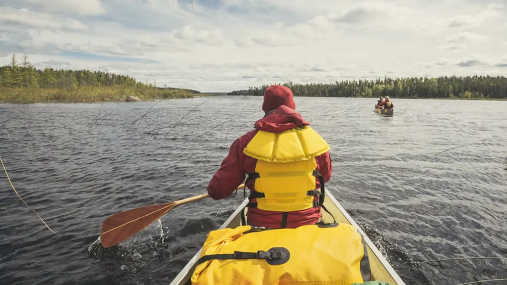 Zwei Kanus mit Campingausrüstung brechen zu einer Paddeltour im Wabakimi Provincial Park auf.