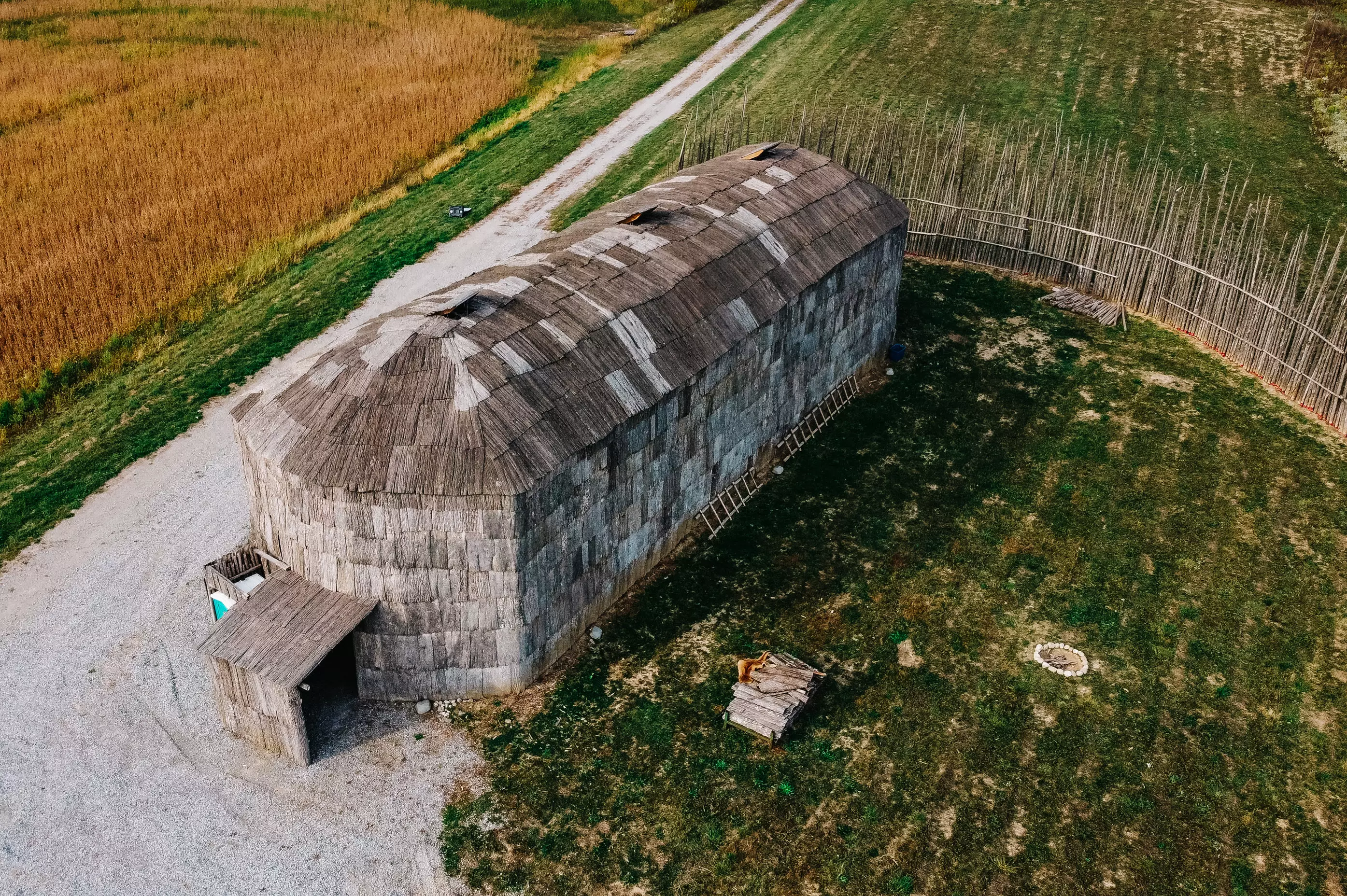 전통적인 롱하우스의 공중 전망