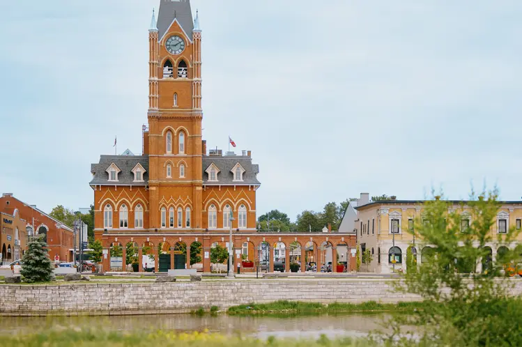 曇りの日にクィンテ湾の向こう側から見た、ベルビルのダウンタウンにある歴史的な赤レンガの市庁舎。