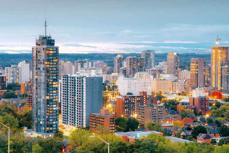 オンタリオ州ハミルトンのスカイラインはブルーアワーに輝き、夕暮れの空を背景に高層ビルやオフィスタワーがそびえ立っています。