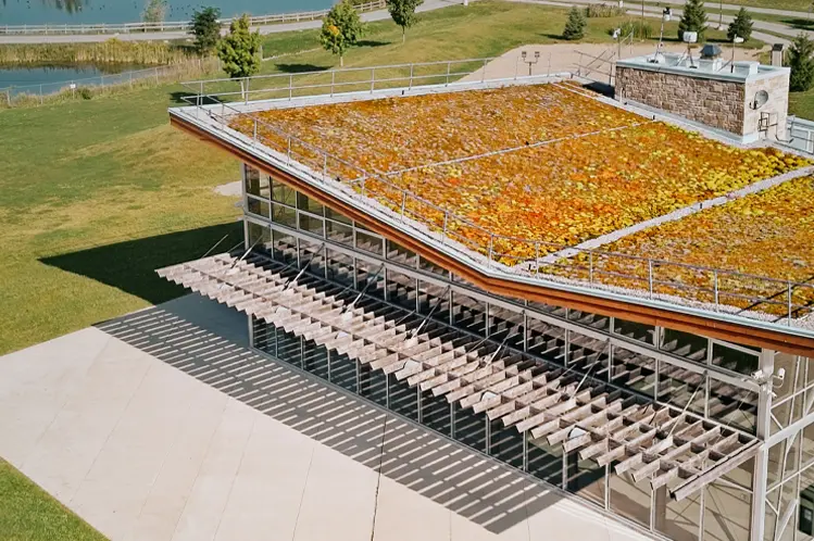 オンタリオ州ジョージナにある ROC の航空写真。緑の野原と池に囲まれた緑豊かな屋根を備えた近代的な施設が写っています。