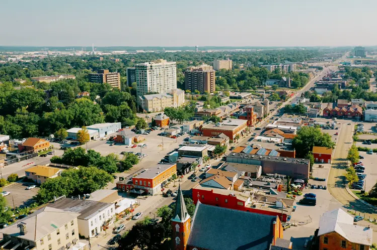 Vue aérienne du centre-ville de Milton et de ses bâtiments historiques, ses rues bordées d’arbres et ses propriétés résidentielles.