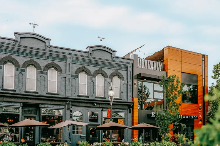 맑은 날의 킹스빌 역사적인 중심가 풍경, 상점이 있는 유서 깊은 건물들과 거리의 나무들이 늘어선 모습.