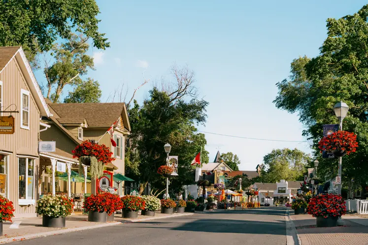온타리오 주 유니언빌의 매력적인 꽃으로 가득한 메인 스트리트에는 화창한 날이면 유서 깊은 건물, 파티오, 부티크가 늘어서 있습니다.