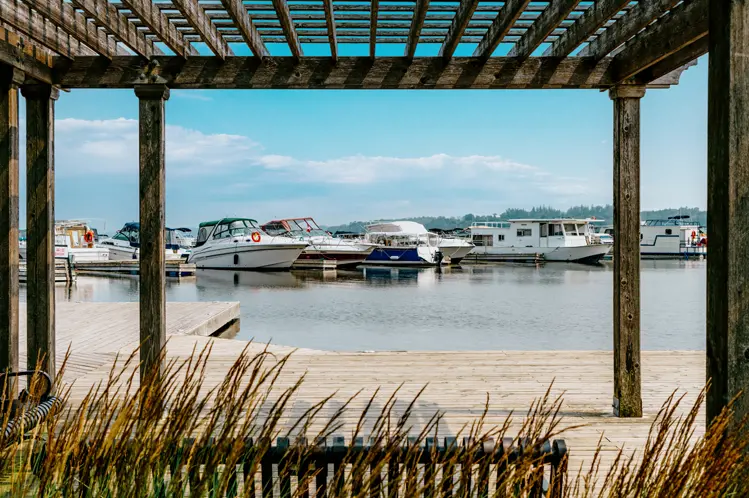 Los barcos están atracados en el puerto de Perry Marina en el lago Scugog, vistos desde un toldo de madera en un día de verano.