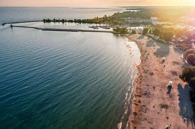 cobourg-beach-kawarthas-northumberland_1.jpg.webp?VersionId=7lYKNE2BjK8jeUS_pmje1zdraZP2OhnQ&itok=7j31eUHx