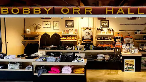 Der Souvenirladen in der Bobby Orr Hall Of Fame. Bestückt mit Pullover, Trikots, Mützen und Erinnerungsstücken.