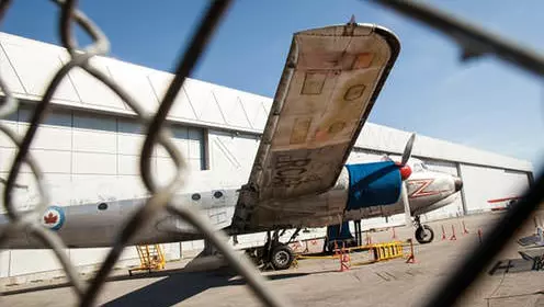 Ein RCAF-Flugzeug wird vor einem Hangar ausgestellt
