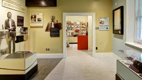 Eine Indoor-Ausstellung im McCrae House mit Glasvitrinen und Bildern und Plaketten an den Wänden.