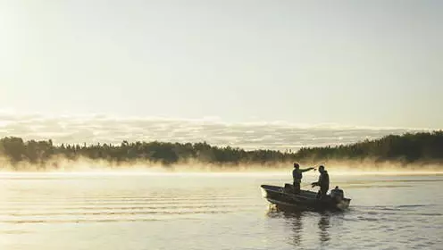 안개가 자욱한 아침에 보트에서 몇 마리의 물고기