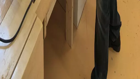 Un homme fabriquant à la main une guitare acoustique