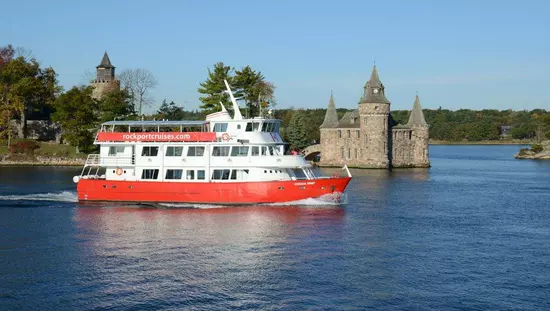 섬의 성 앞을 지나가는 호수 위의 유람선