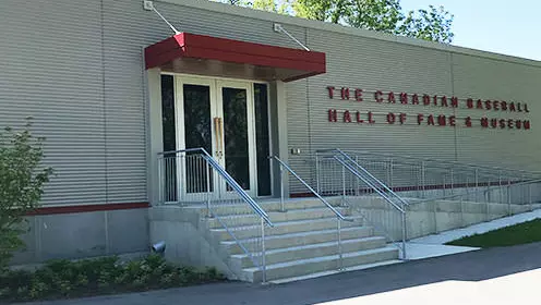 Die Canadian Baseball Hall of Fame and Museum, ein schlichtes graues Gebäude mit roten Akzenten.