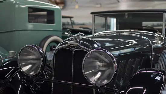 Oldtimer im Ausstellungsraum des Verkehrsmuseums ausgestellt
