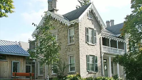 Im Hintergrund befindet sich das Gebäude des St.Mary's Museums, umgeben von Bäumen und Gras.
