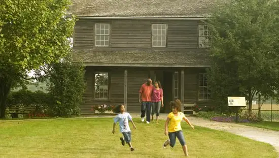 역사적인 건물 앞에서 노는 두 명의 성인과 두 명의 어린이