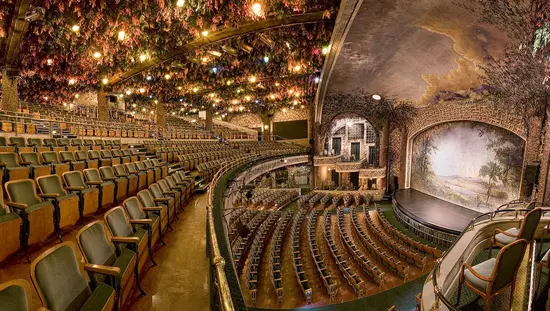 劇場、座席、舞台のインテリア