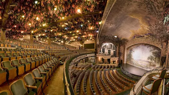 劇場、座席、舞台のインテリア