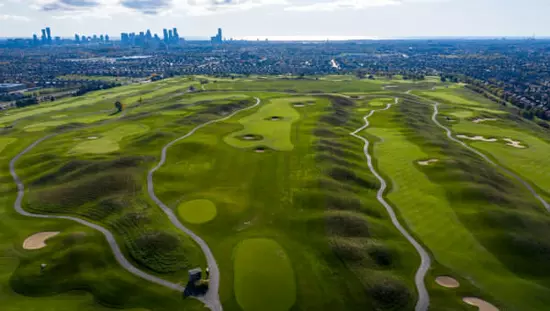 높이와 구멍, 모래 덫과 통로가 있는 푸른 잔디의 공중 전망