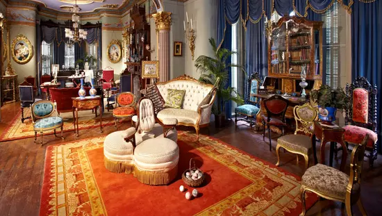 Salles de dessin d'un manoir historique avec meubles, draperies et chandeliers d'époque.