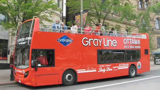 Doppeldeckerbus der Red Grey Line, der in einer historischen Straße mit Sehenswürdigkeiten auf der oberen Ebene geparkt ist