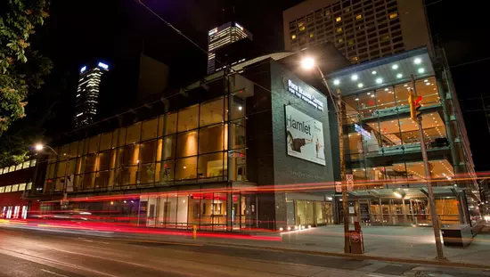 Außenansicht des Four Season Center bei Nacht
