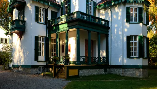 Extérieur de la maison historique blanche et verte