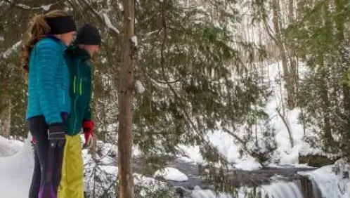 Un par de raquetas de nieve y mirando hacia el suelo
