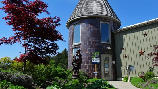 Un camino que conduce a la entrada de una bodega.