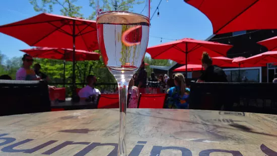 테라스의 테이블에 놓인 와인 한 잔