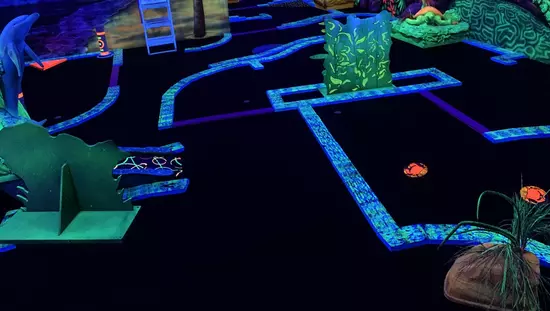 Cours de mini putt phosphorescent