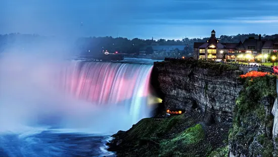 Les chutes Niagara éclairées durant une soirée paisible