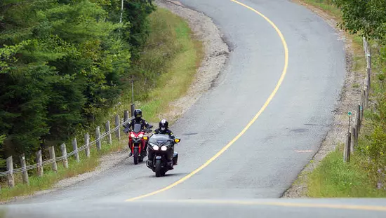 Deux motocyclistes qui circulent sur une autoroute panoramique.