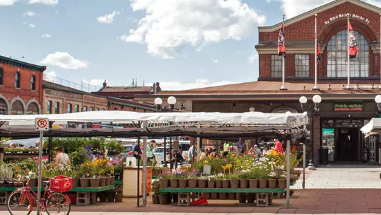 市場の屋台とバイワード マーケットの建物の正面の眺め。