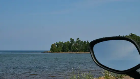 Vue sur les rives du lac Supérieur depuis une moto