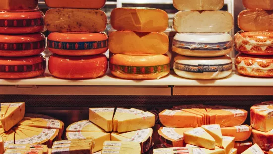 さまざまな種類のチーズが勢揃い。