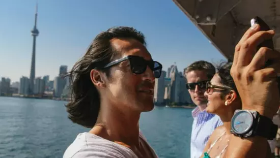 Un homme prend un égoportrait dans le cadre d’une croisière surplombant Toronto.