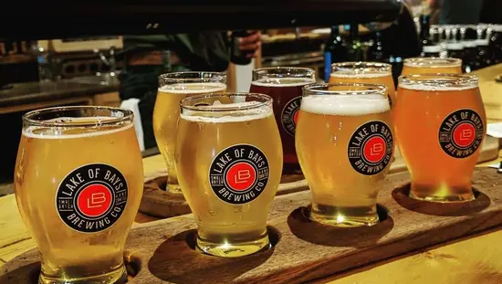 Deux vols de bière reposant sur un comptoir de bar avec des robinets de bière en arrière-plan