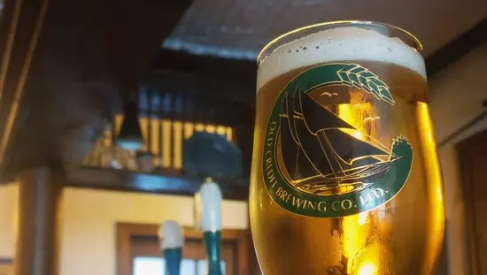 Eine Nahaufnahme eines Bernsteinbiers mit Bierhähnen im Hintergrund