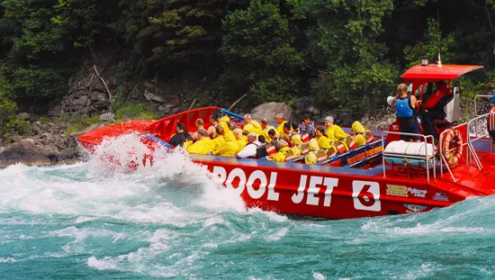 Ein Jetboot in rauer See, das durch eine Schlucht navigiert
