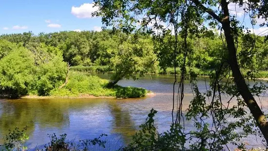 Vue sur une zone boisée traversée par une rivière